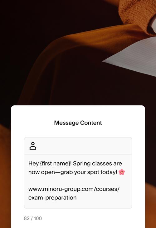 Interfaccia utente che mostra la finestra di composizione degli SMS con un messaggio promozionale in fase di stesura e un'anteprima su telefono di come apparirà il testo una volta inviato.