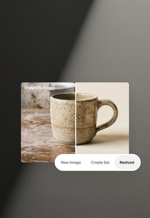 Uma caneca de cerâmica com manchas, exibida como uma imagem dividida em duas partes, antes e depois, com a etiqueta "Image Studio AI", ao lado das opções Nova Imagem, Criar Conjunto e Refilmar.