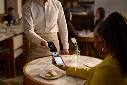 Comerciante que acepta un pago sin contacto en iPhone a través de un Apple Watch