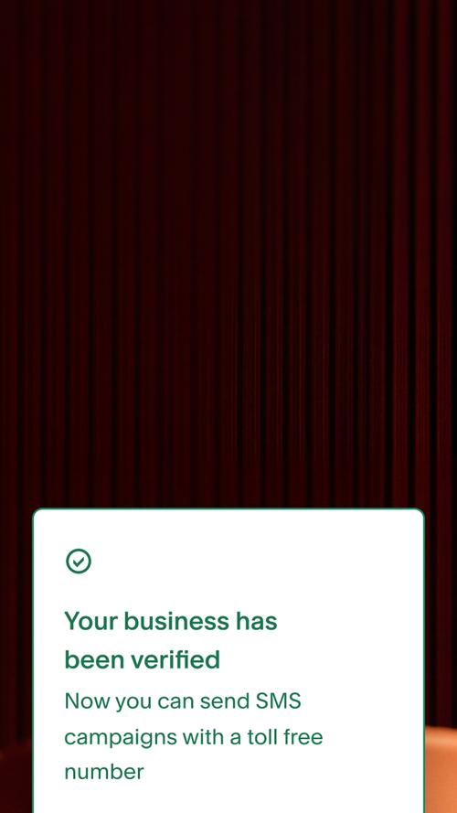 Interfaccia utente che mostra un elenco di controllo per la configurazione degli SMS con la verifica dell'attività completata e una conferma che l'azienda è stata verificata e può inviare messaggi tramite un numero verde.