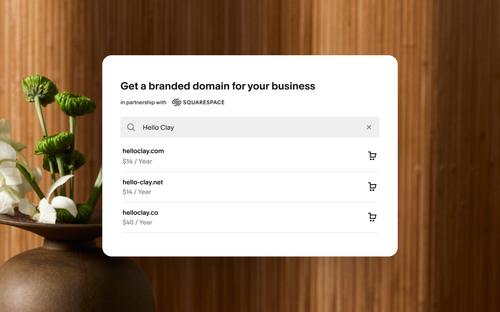 「Squarespaceとのパートナーシップで、ビジネス用のブランド ドメインを取得」というタイトルが表示されたドメイン検索パネル。検索ワード「Hello Clay」の検索結果として、helloclay.comとhello-clay.netは年額14USD、helloclay.coは年額40USDであることが表示されている。