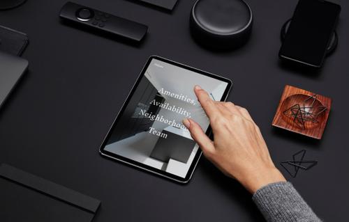 Beispiel einer Squarespace Select-Website die auf einem iPad präsentiert wird