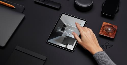 Objetos de escritorio y una iPad que muestra un sitio web creado con Squarespace Enterprise