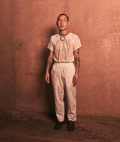 Foto de cuerpo entero de Danny Bowien