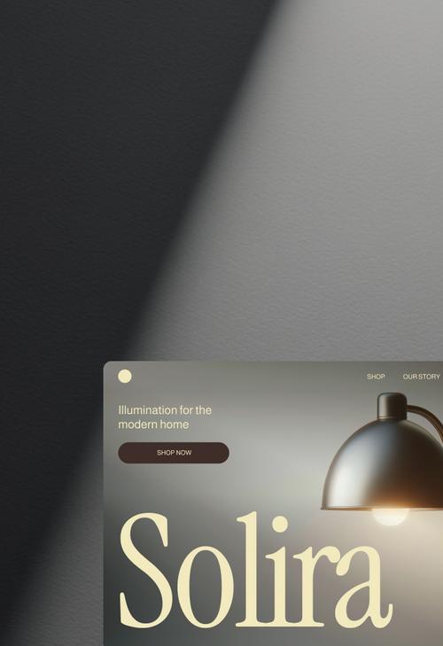 Eine moderne Startseite einer Beleuchtungs-Website mit einer großen beleuchteten Schreibtischlampe mit einem kuppelförmigen Lampenschirm vor dunklem Hintergrund. Der Markenname „Solira“ erscheint in eleganter Typografie am unteren Rand. Der Header enthält Navigationslinks für SHOP, UNSERE STORY und ÜBER UNS mit dem Slogan „Beleuchtung für das moderne Zuhause“ und einem „JETZT SHOPPEN“-Button. Das Design setzt auf dramatische Licht- und Schatteneffekte und schafft eine stilvolle Atmosphäre.