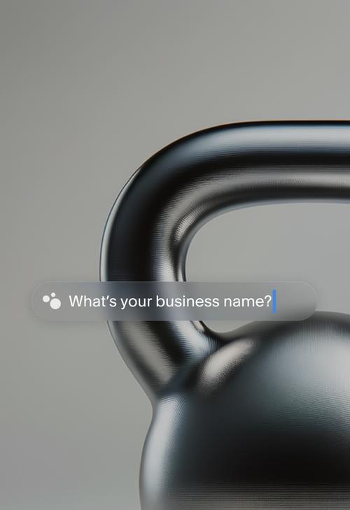 Eine Nahaufnahme einer schwarzen Kettlebell vor grauem Hintergrund, mit einem Suchleisten-Overlay, auf dem steht: „Wie lautet dein Unternehmensname?“ Die Suchleiste hat ein kleines KI-Symbol mit drei Punkten und einen blinkenden Cursor, der auf ein interaktives Eingabefeld für den Unternehmensnamen hinweist.