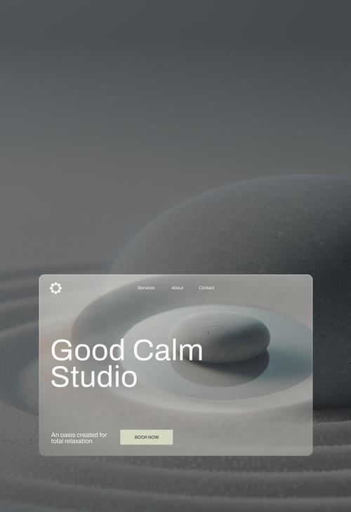 Die Startseite der Website des Good Calm Studios zeigt eine durchscheinende Glasscheibe, die von einem ruhigen Bild eines glatten, grauen Meditationssteins mit kreisförmigen Wellen überlagert wird. Das Menü besteht aus dem Logo des Spas, dem Navigationsmenü (Services, Info, Kontakt), dem Slogan „Eine Oase der absoluten Entspannung“ und dem Button „JETZT BUCHEN“. Das Design zeichnet sich durch eine minimalistische, beruhigende Ästhetik mit zarten Grautönen aus.