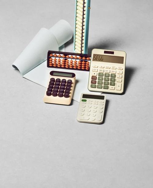 Una combinación de calculadoras modernas y ábacos tradicionales sobre una superficie gris, junto con papel cuadriculado enrollado.