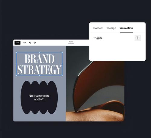 Profesional con una computadora portátil y un teléfono en la mano