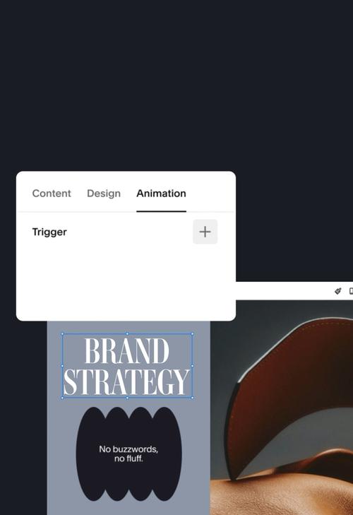 Profesional con una computadora portátil y un teléfono en la mano