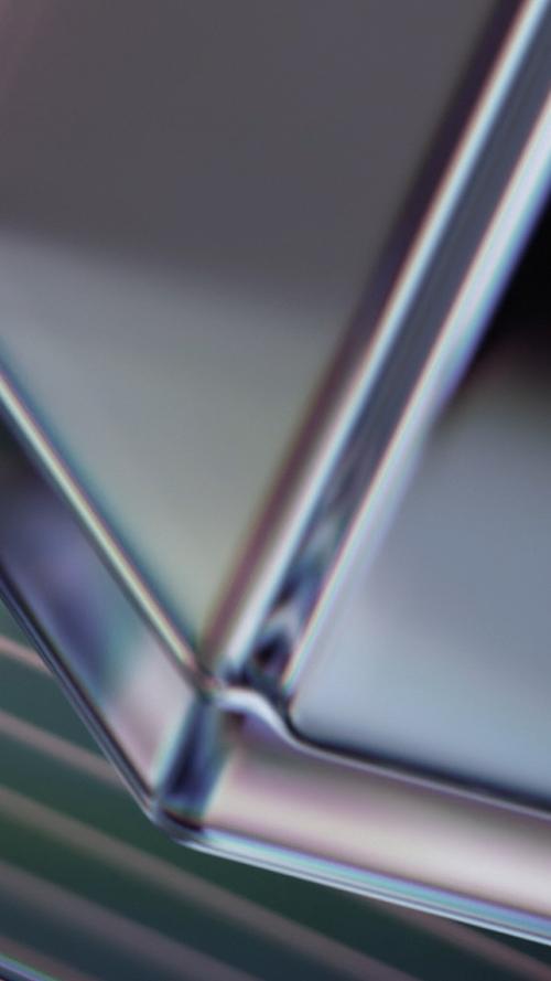 Primer plano de formas de vidrio que giran sobre un fondo negro