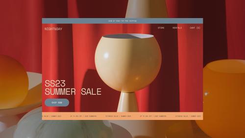 Eine E-Commerce-Website mit einer beigen Beleuchtungsskulptur und rotem, vorhangartigem Hintergrund, einem „Jetzt einkaufen“-Button und Sale-Highlights.