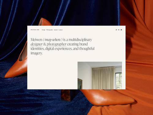 Orangefarbene Stilettos auf orange-blauem Stoff, mit einer cremefarbenen Portfolio-Website mit dunklem Text.