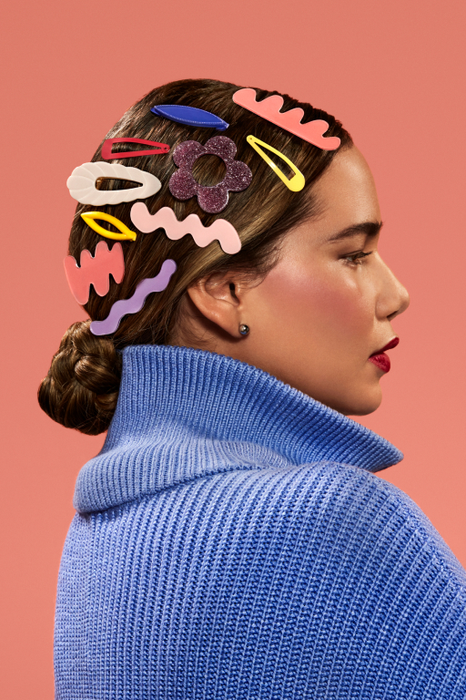 Femme avec de nombreuses barrettes dans les cheveux