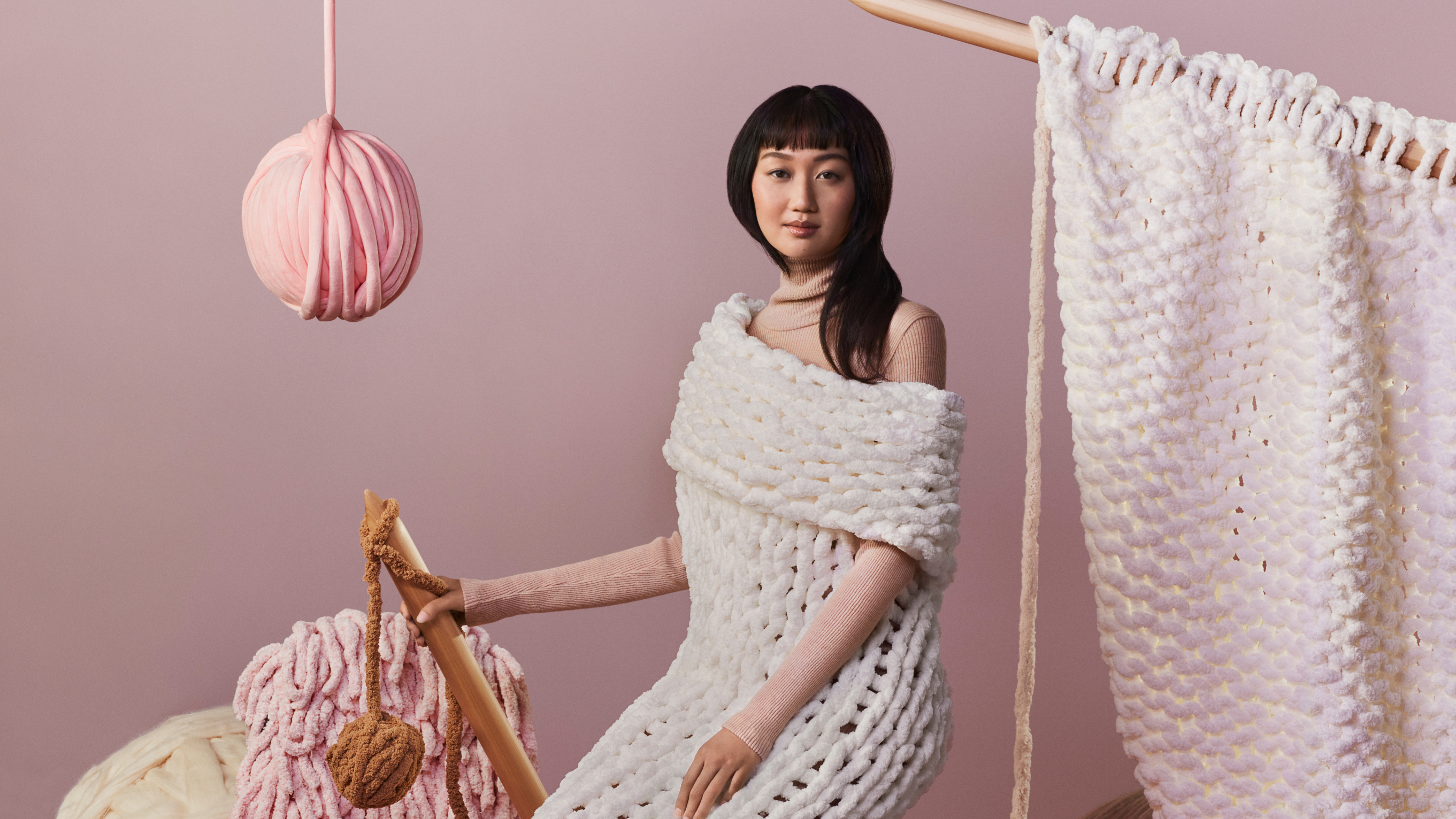 Personne portant une robe tissée