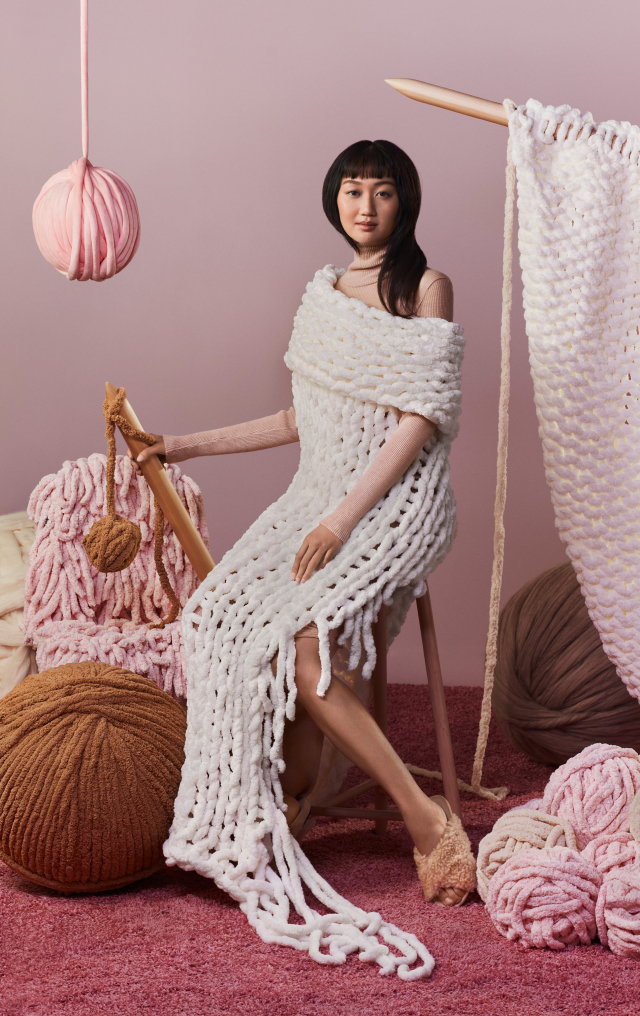 Personne portant une robe tissée