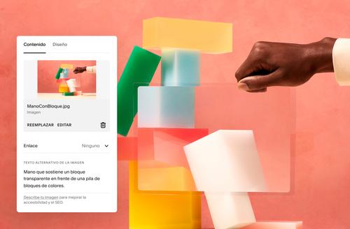 Vista previa de una función de accesibilidad en un editor de sitios web con la imagen de una mano sosteniendo un bloque transparente. El editor muestra la capacidad del usuario de actualizar el nombre del archivo y agregar texto alternativo.