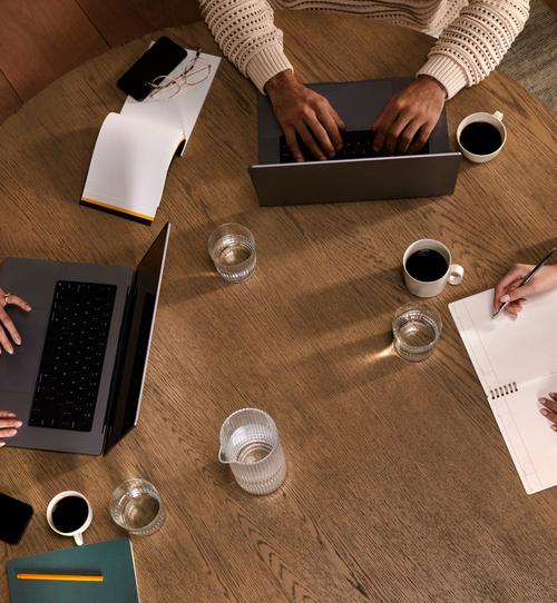 An Laptops arbeitende Hände