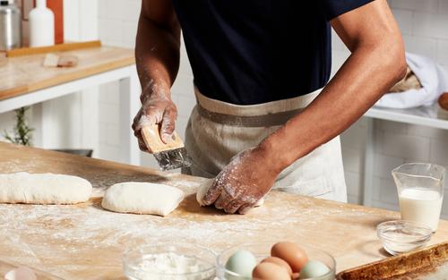 Chef greñando masa de pan
