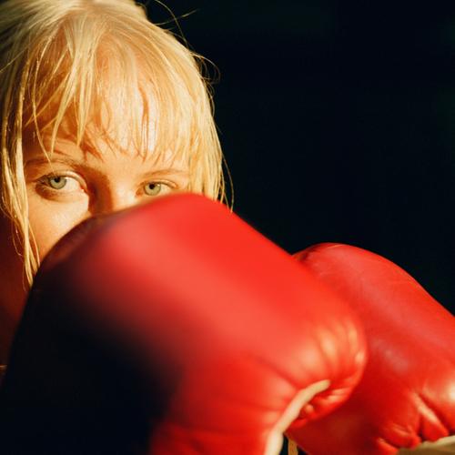 Mujer con guantes de boxeo
