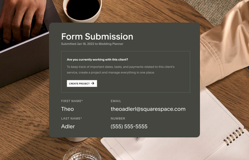 Das eingereichte Kundenanmeldeformular von Squarespace hebt die Kontaktinformationen von Kund:innen hervor und ermöglicht es Nutzer:innen, direkt aus dem Formular heraus ein neues Projekt zu erstellen.