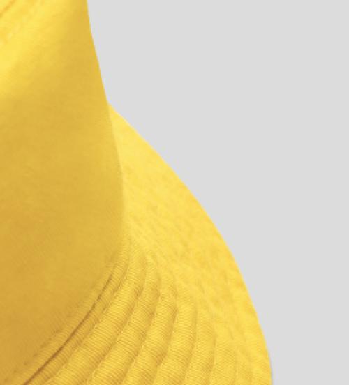 Visual de chapéu amarelo