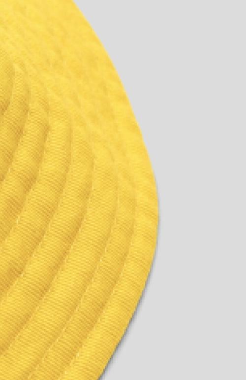 Visual de chapéu amarelo