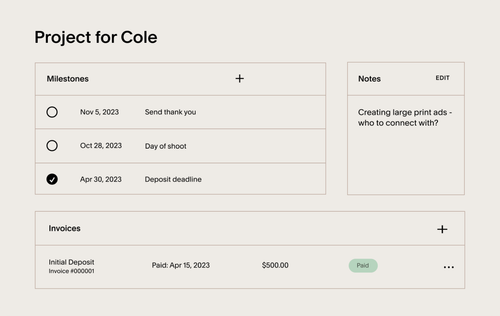 Das Projekt-Dashboard von Squarespace hebt bevorstehende Projektmeilensteine, wichtige Notizen und aktive Rechnungen hervor.