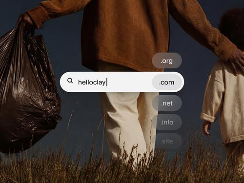 .com, .org, .net, .info, .site 같은 다양한 도메인 확장자가 나열된 드롭다운 메뉴와 사용자 지정 도메인 이름을 입력한 검색창
