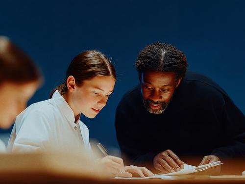 어린 학생의 글쓰기 과제나 시험 준비를 도와주는 성인 튜터