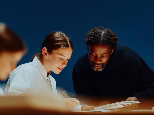 어린 학생의 글쓰기 과제나 시험 준비를 도와주는 성인 튜터