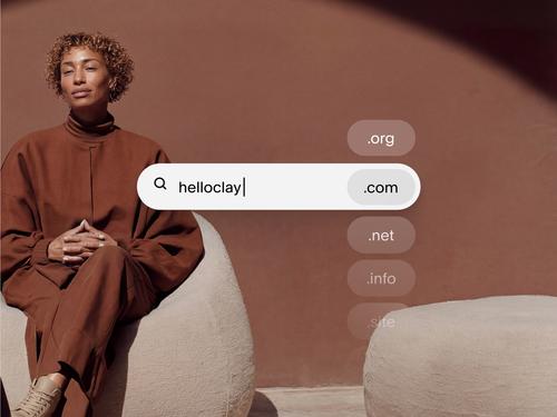 .com, .org, .net, .info, .site 같은 다양한 도메인 확장자가 나열된 드롭다운 메뉴와 사용자 지정 도메인 이름을 입력한 검색창